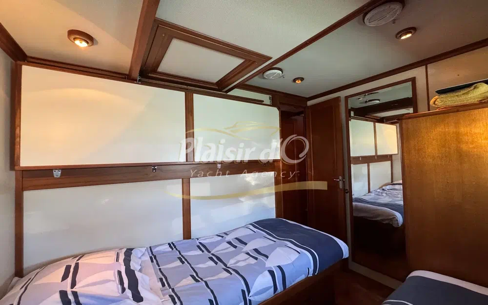 slider 49 Grand Banks 52 Europa