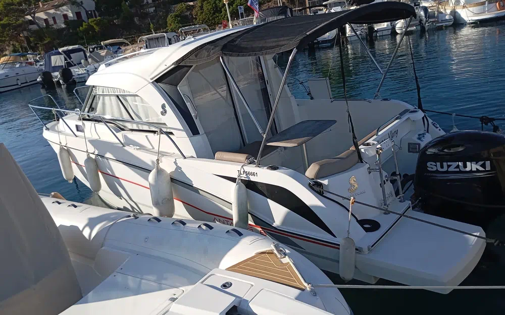 slider 1 Beneteau Antares 8 OB