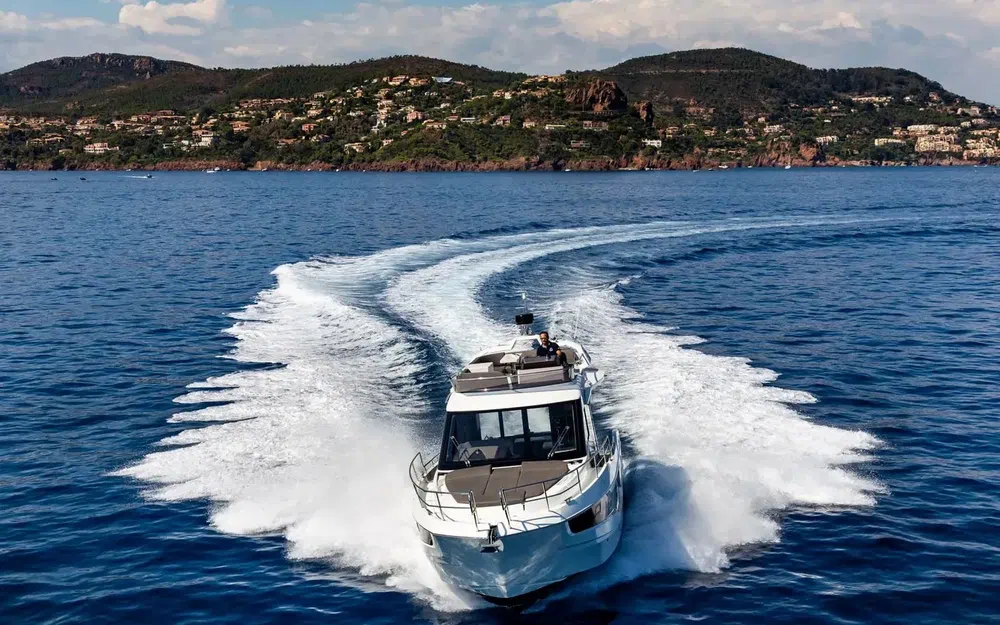 slider 11 Galeon 400 Fly