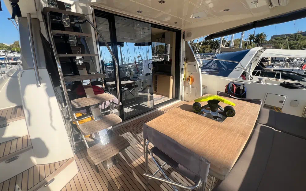 slider 11 Prestige Yachts 560 Fly