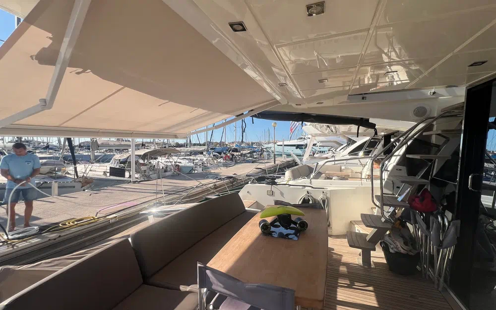 slider 13 Prestige Yachts 560 Fly