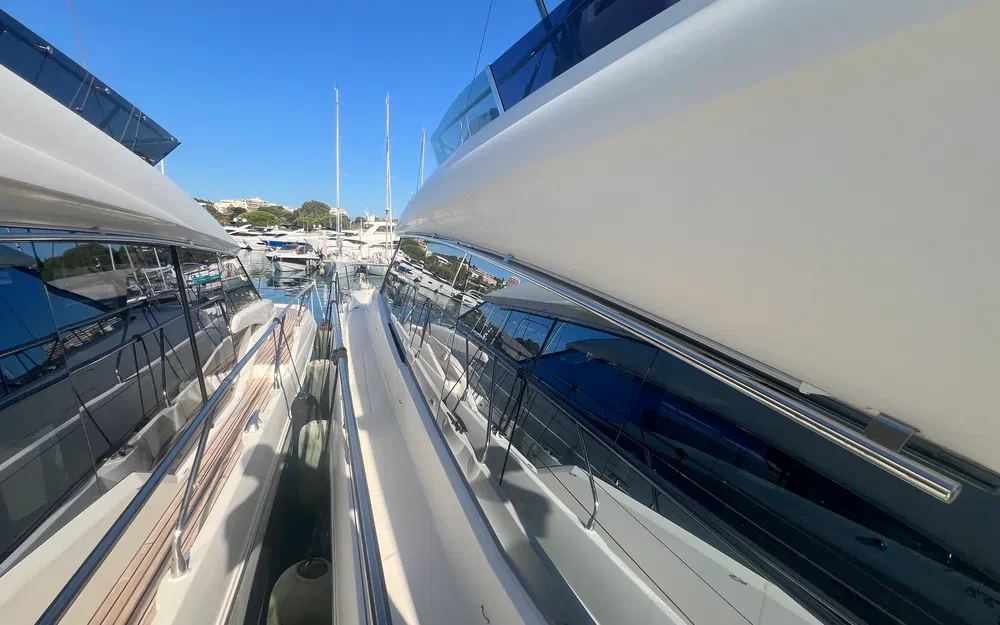 slider 16 Prestige Yachts 560 Fly