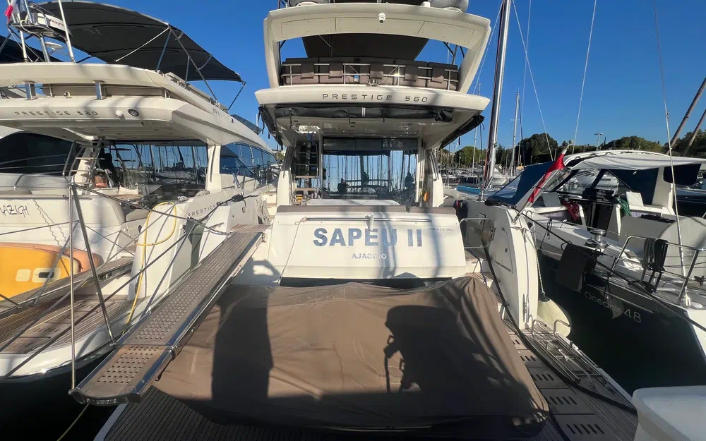 slider 0 Prestige Yachts 560 Fly