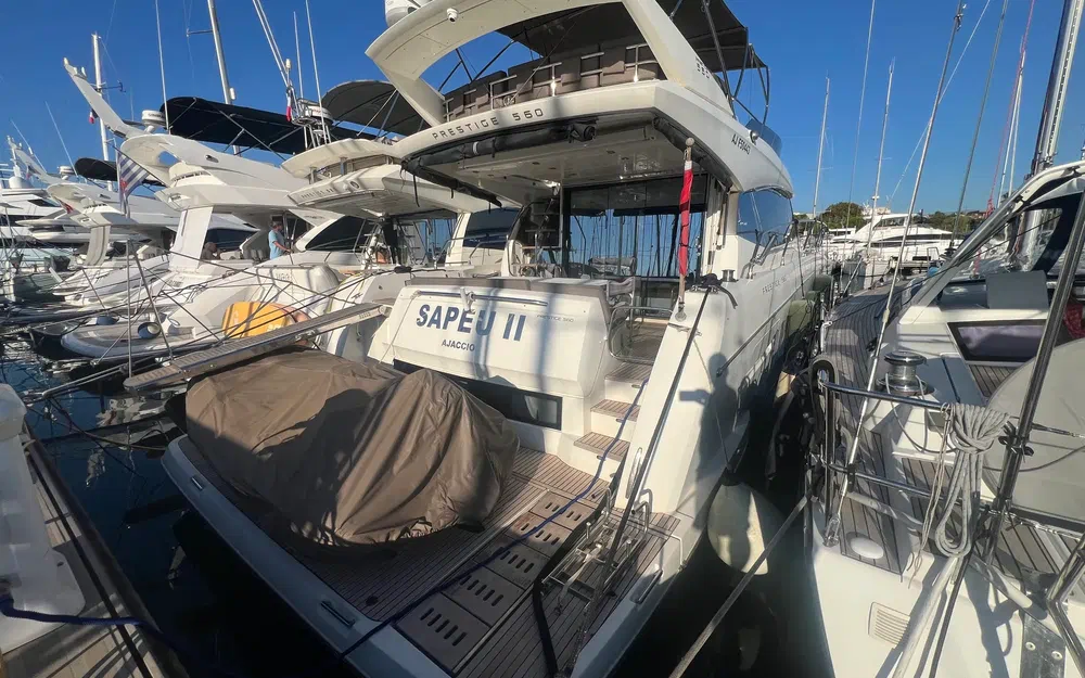 slider 1 Prestige Yachts 560 Fly