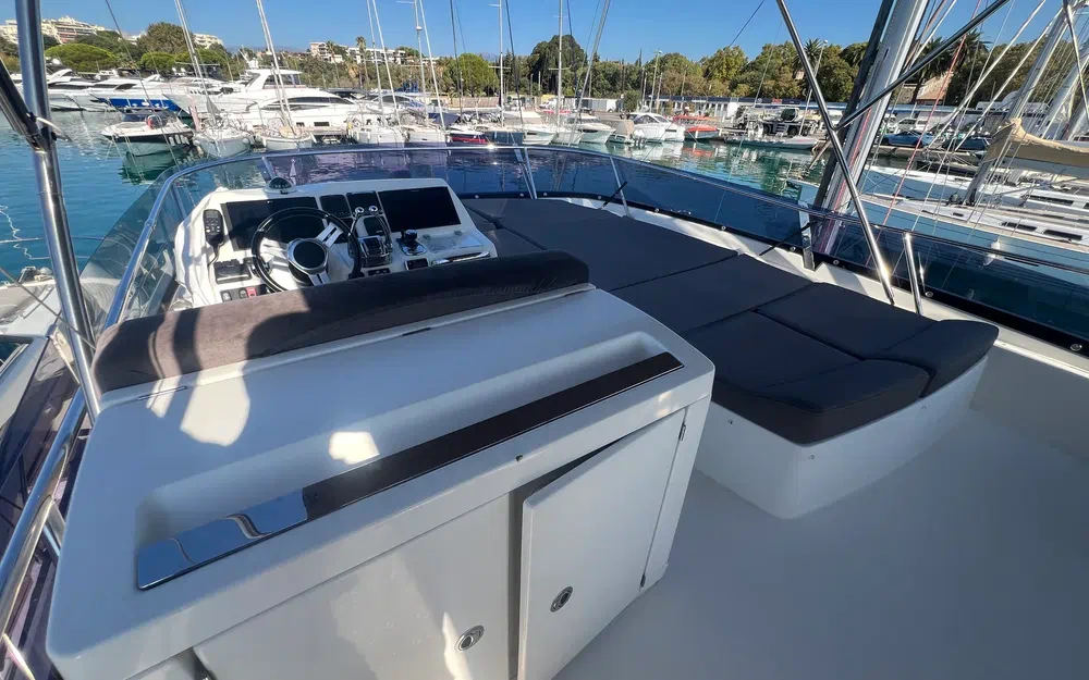 slider 34 Prestige Yachts 560 Fly