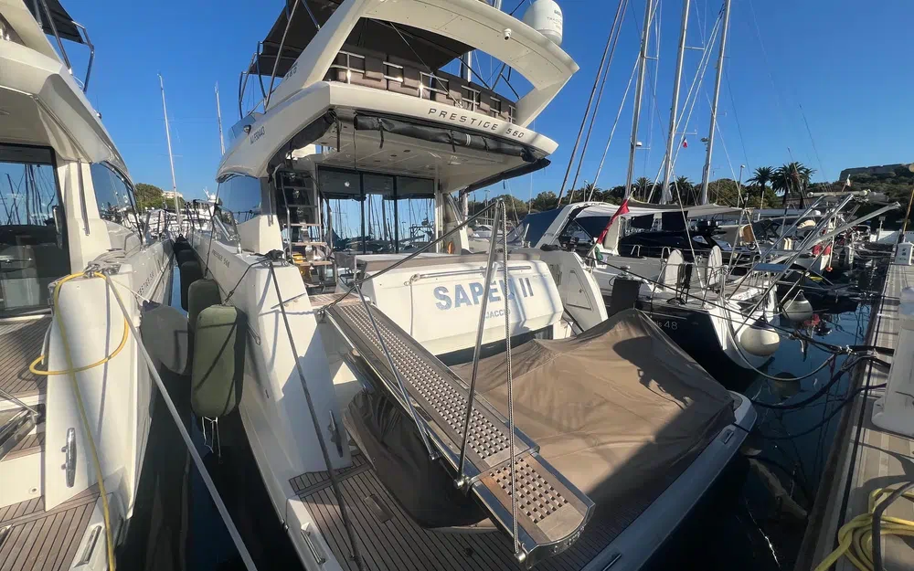 slider 2 Prestige Yachts 560 Fly
