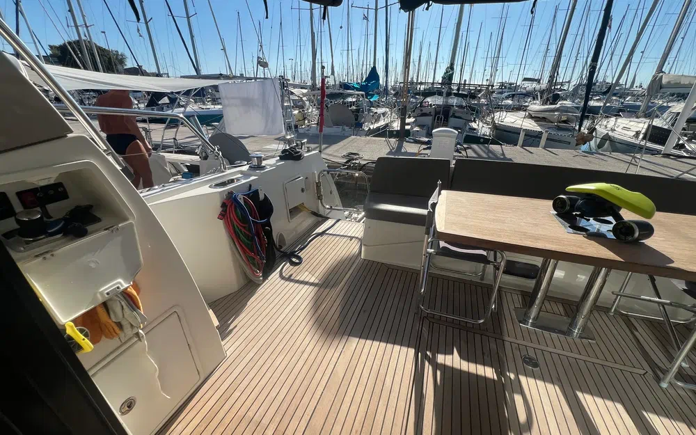 slider 4 Prestige Yachts 560 Fly