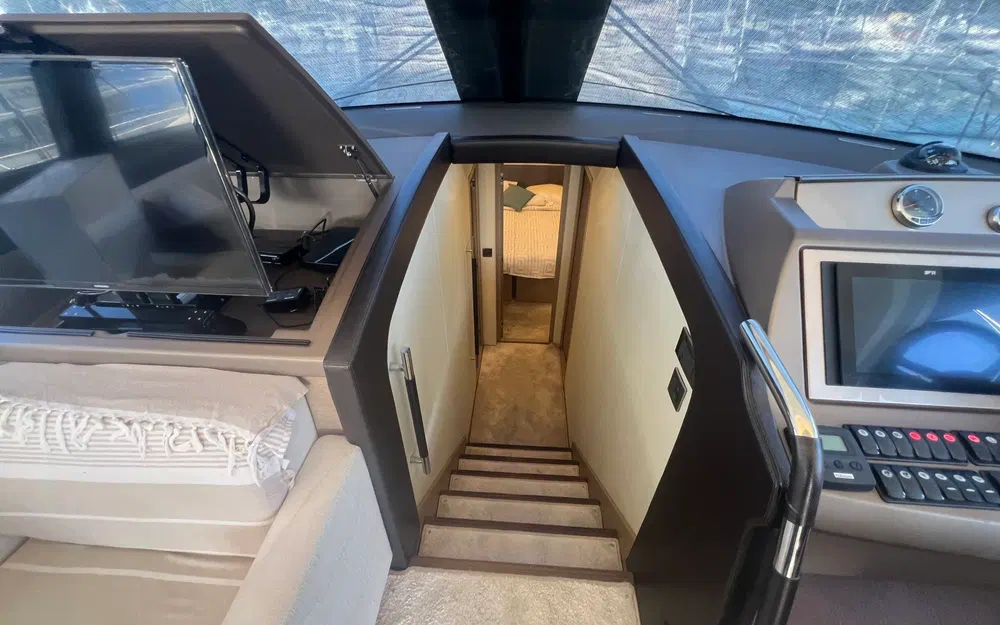 slider 84 Prestige Yachts 560 Fly