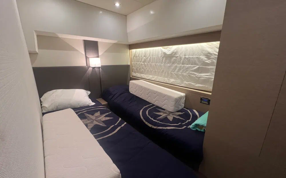slider 86 Prestige Yachts 560 Fly