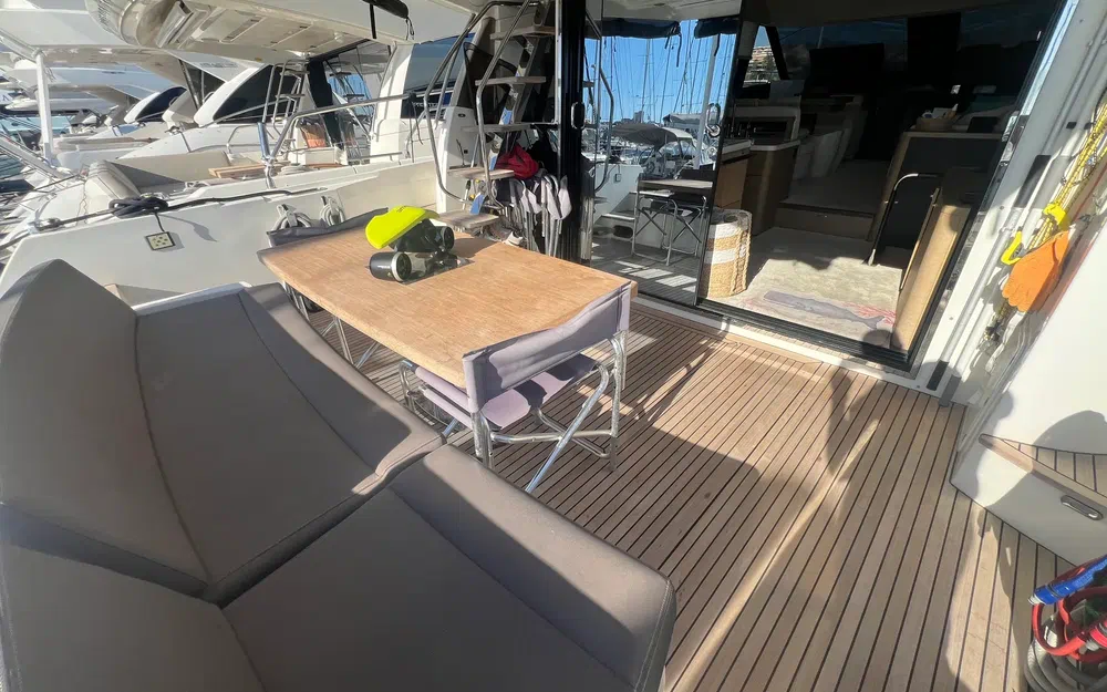 slider 8 Prestige Yachts 560 Fly