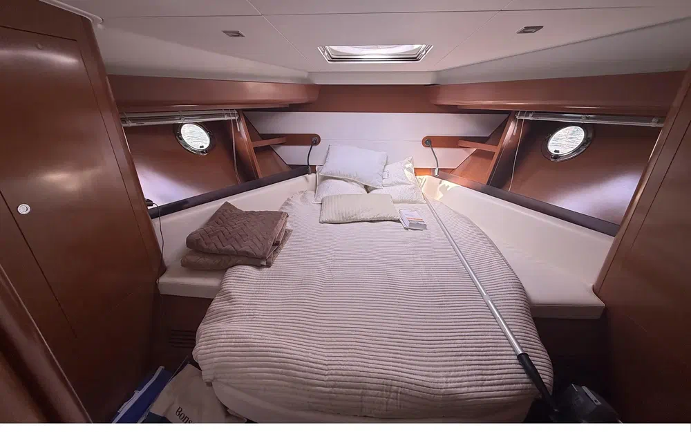 slider 8 Beneteau Monte Carlo 42