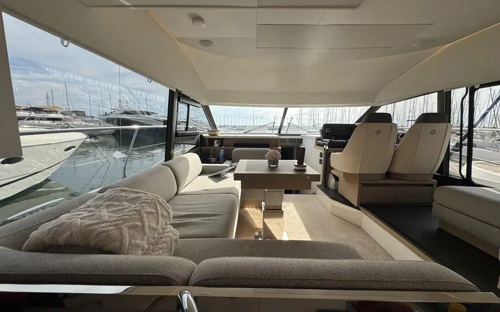slider 8 Prestige Yachts 520 Fly