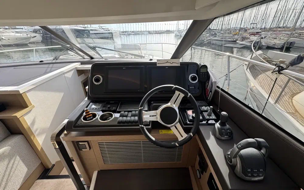slider 9 Prestige Yachts 520 Fly