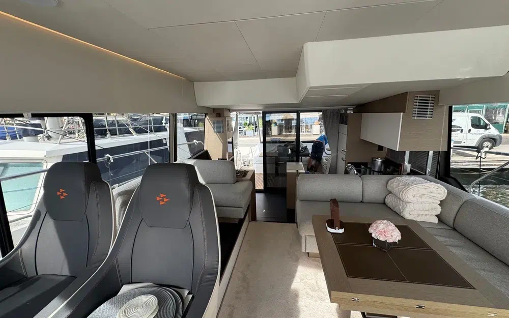 slider 10 Prestige Yachts 520 Fly