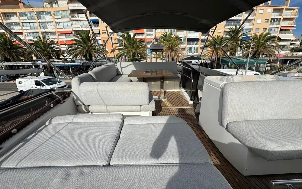 slider 16 Prestige Yachts 520 Fly
