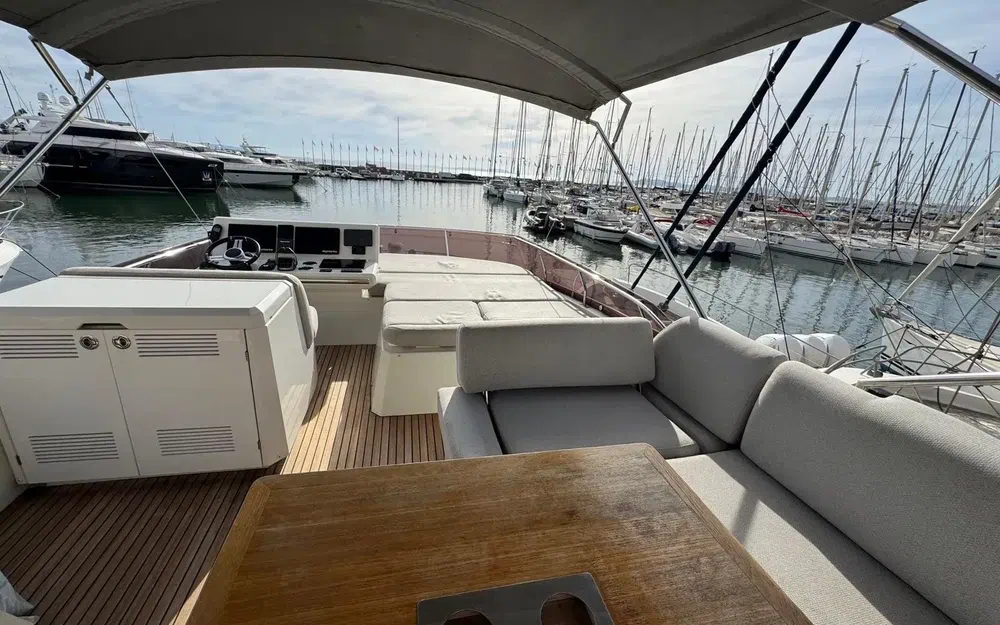 slider 17 Prestige Yachts 520 Fly