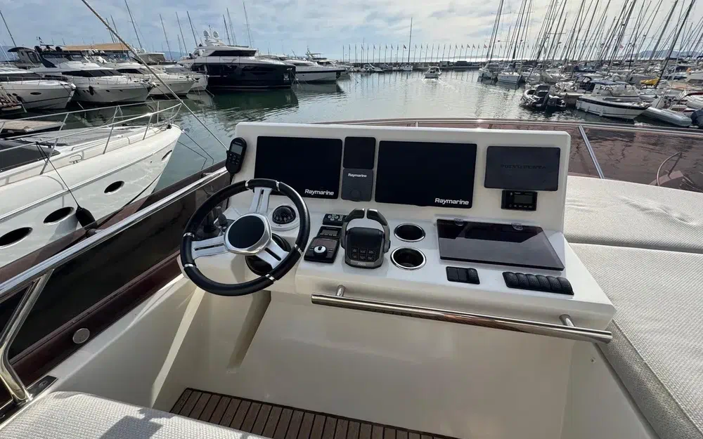 slider 18 Prestige Yachts 520 Fly