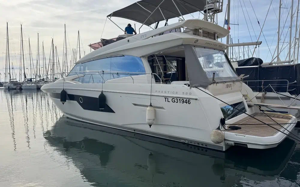 slider 0 Prestige Yachts 520 Fly