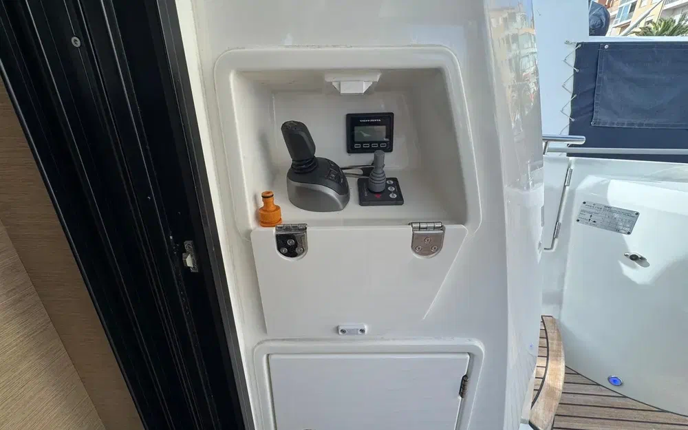 slider 22 Prestige Yachts 520 Fly