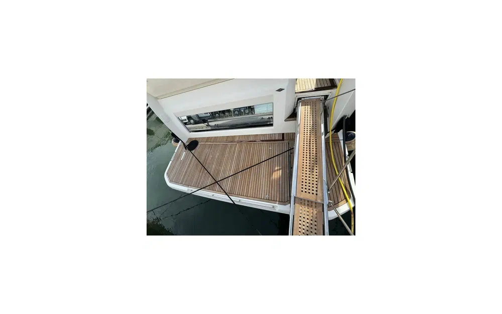 slider 1 Prestige Yachts 520 Fly
