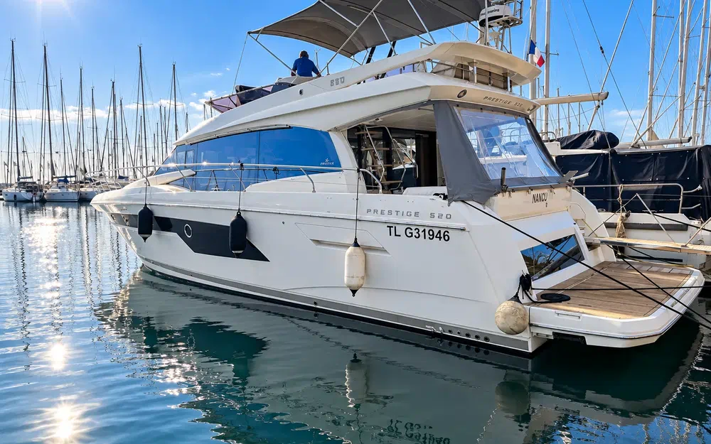 slider 0 Prestige Yachts 520 Fly