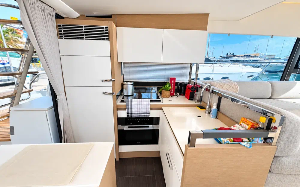 slider 9 Prestige Yachts 520 Fly