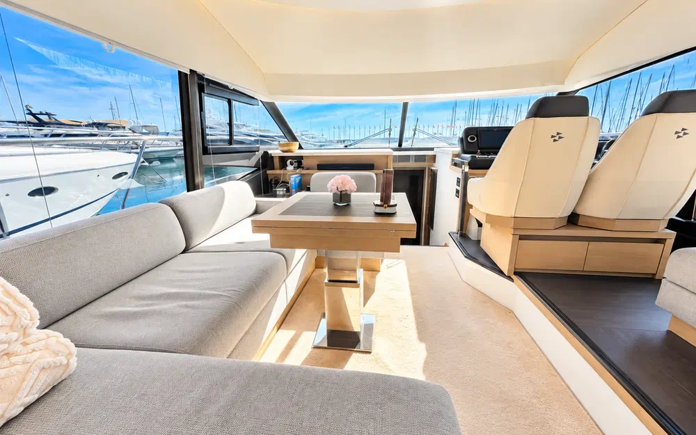 slider 10 Prestige Yachts 520 Fly