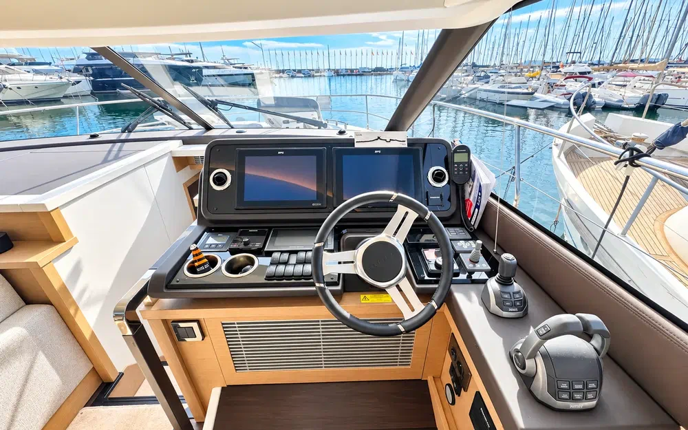 slider 12 Prestige Yachts 520 Fly