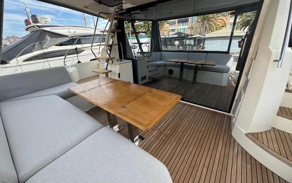slider 3 Prestige Yachts 520 Fly