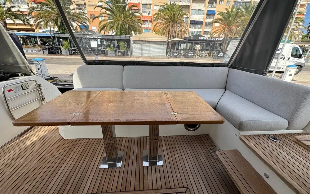 slider 4 Prestige Yachts 520 Fly