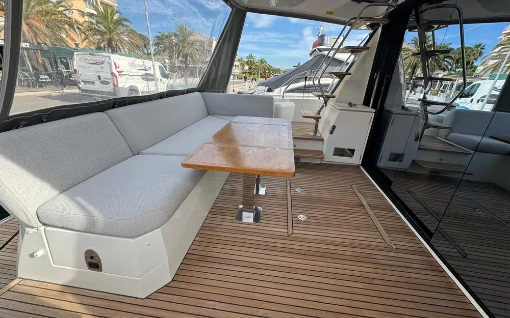 slider 5 Prestige Yachts 520 Fly