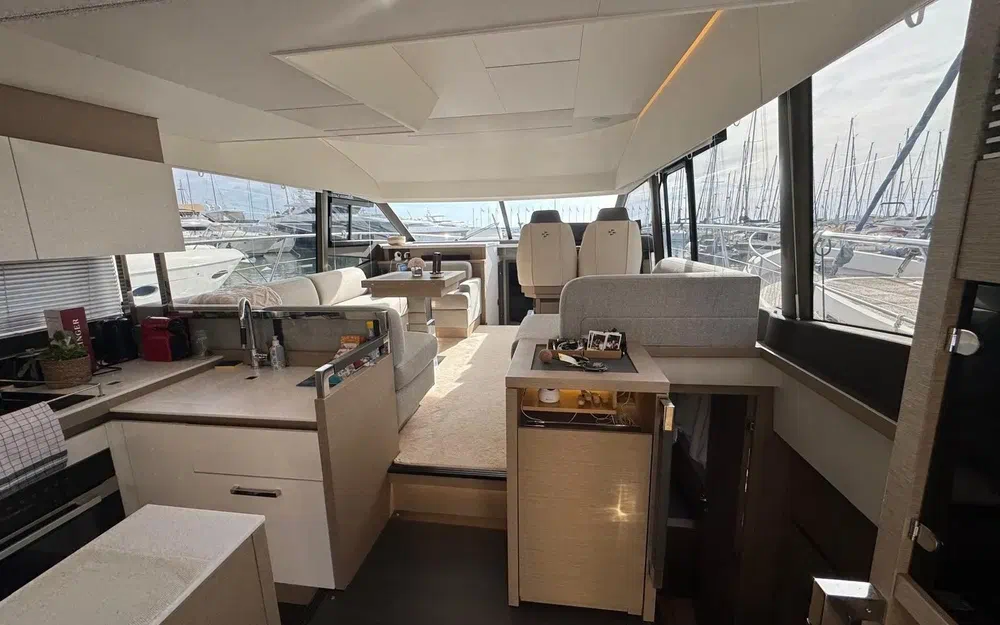 slider 6 Prestige Yachts 520 Fly