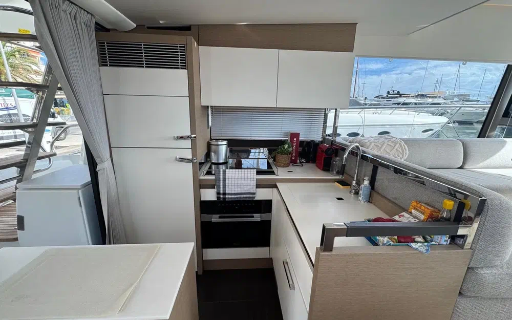 slider 7 Prestige Yachts 520 Fly
