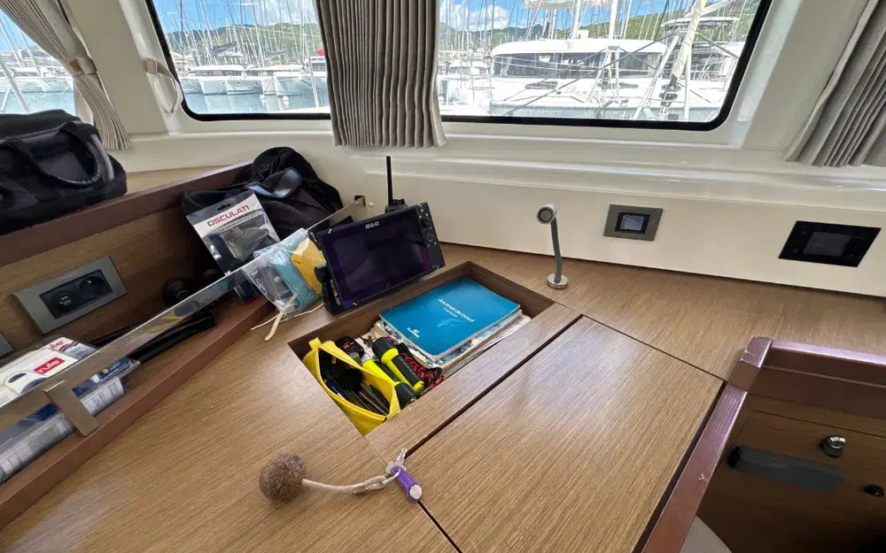 slider 43 Lagoon 46
