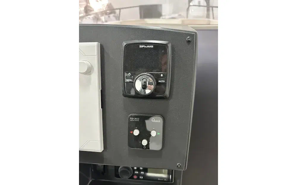 slider 23 Quicksilver 805 Open