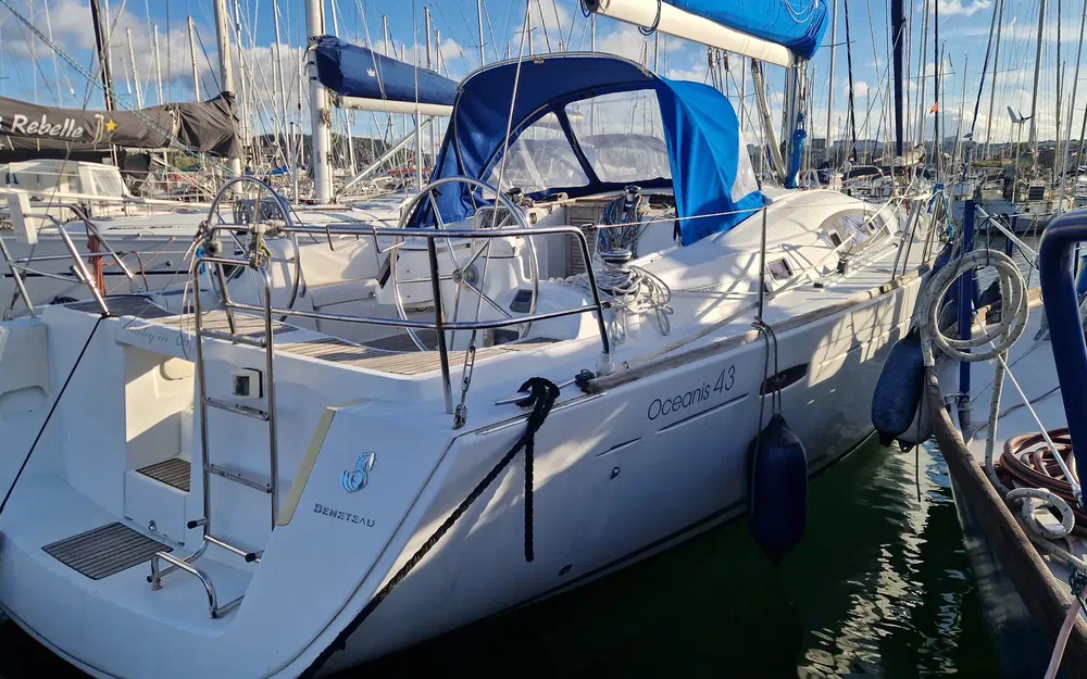 slider 1 Beneteau Oceanis 43