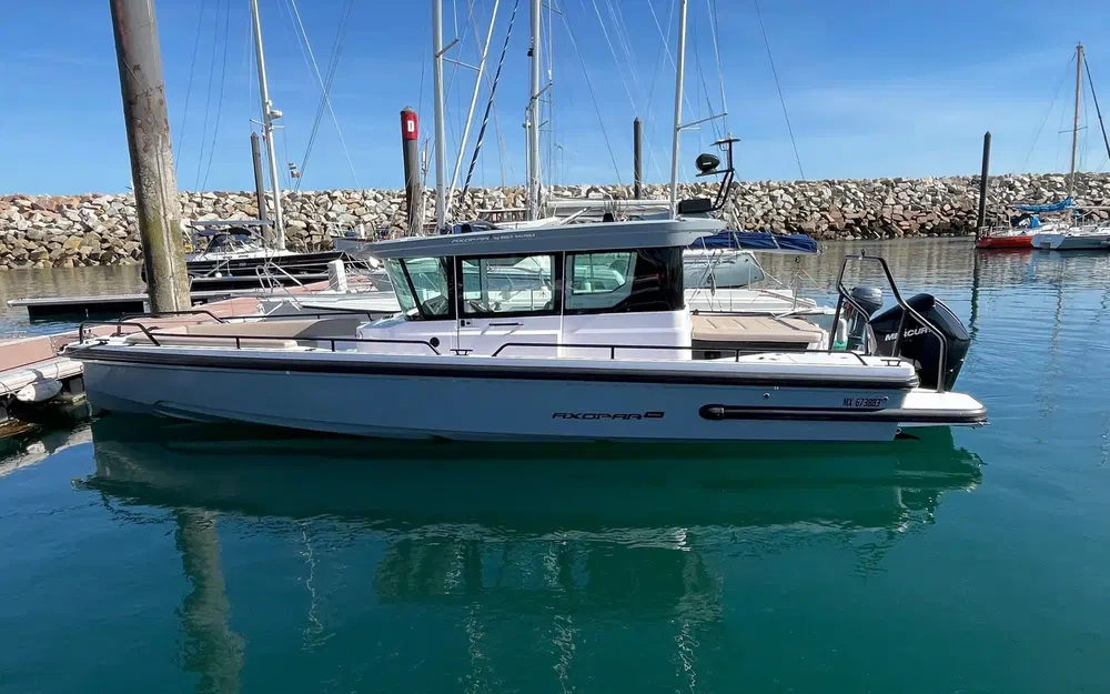 slider 0 Axopar 28 Cabin