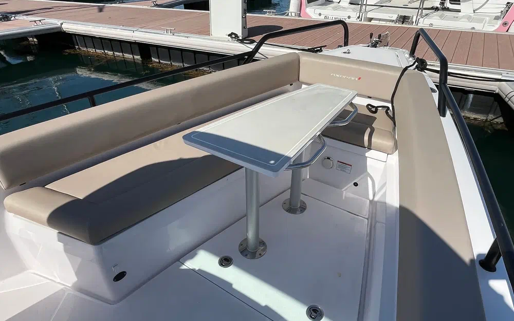 slider 10 Axopar 28 Cabin