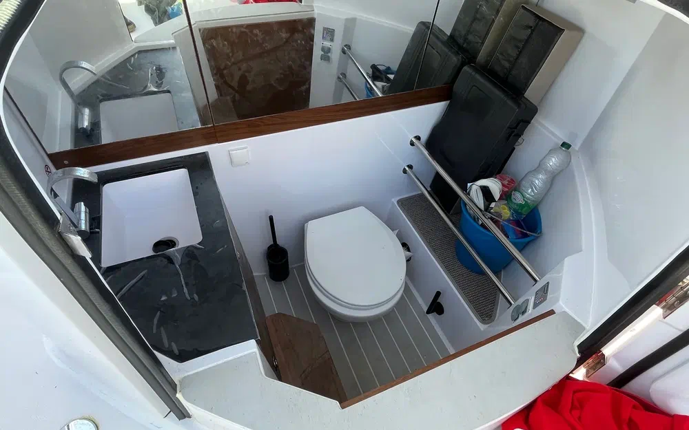 slider 11 Axopar 28 Cabin