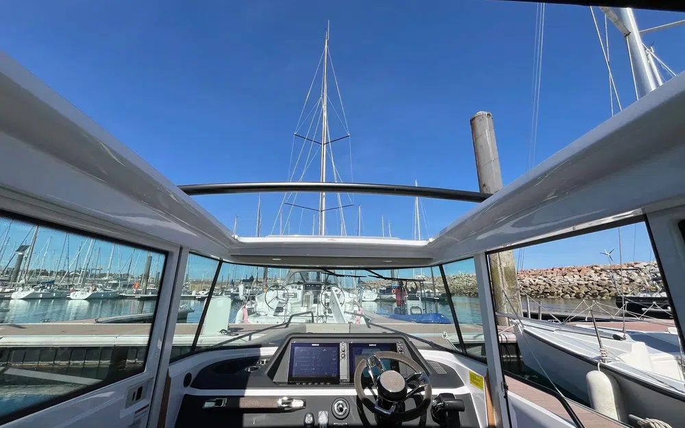 slider 13 Axopar 28 Cabin