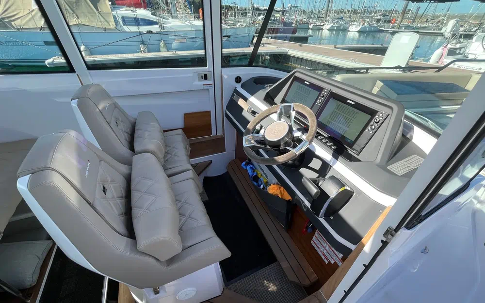 slider 12 Axopar 28 Cabin