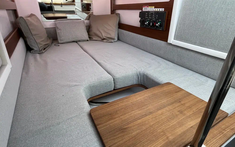 slider 14 Axopar 28 Cabin