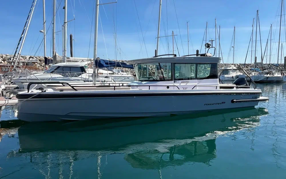 slider 1 Axopar 28 Cabin