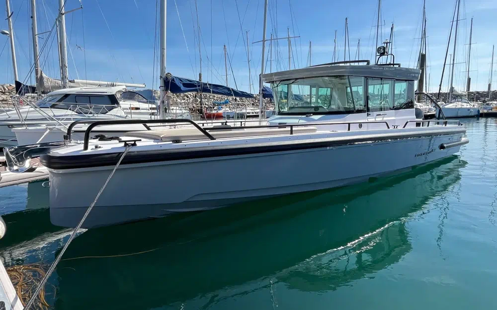 slider 2 Axopar 28 Cabin