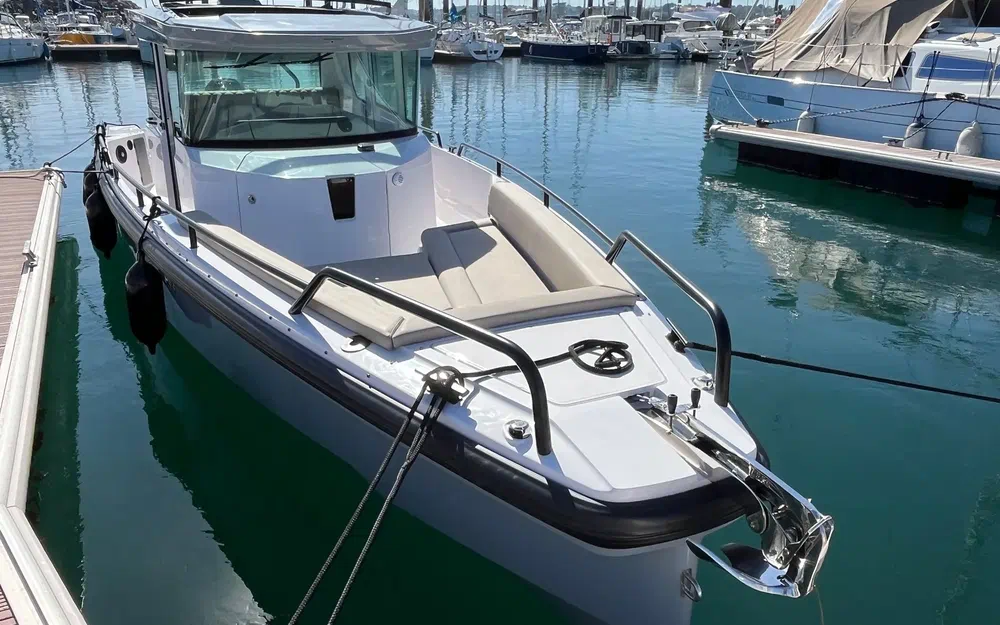 slider 3 Axopar 28 Cabin