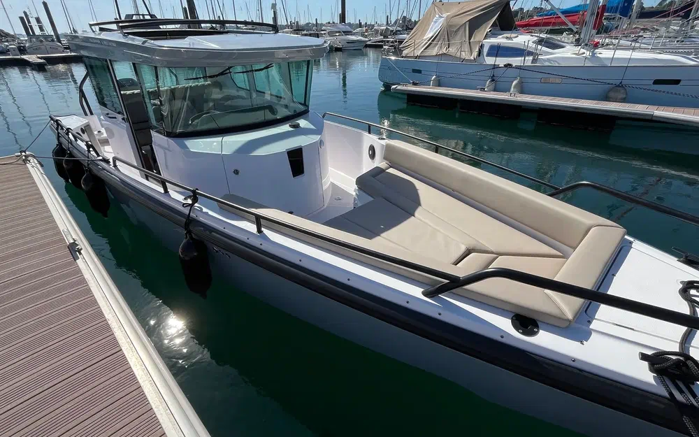 slider 4 Axopar 28 Cabin