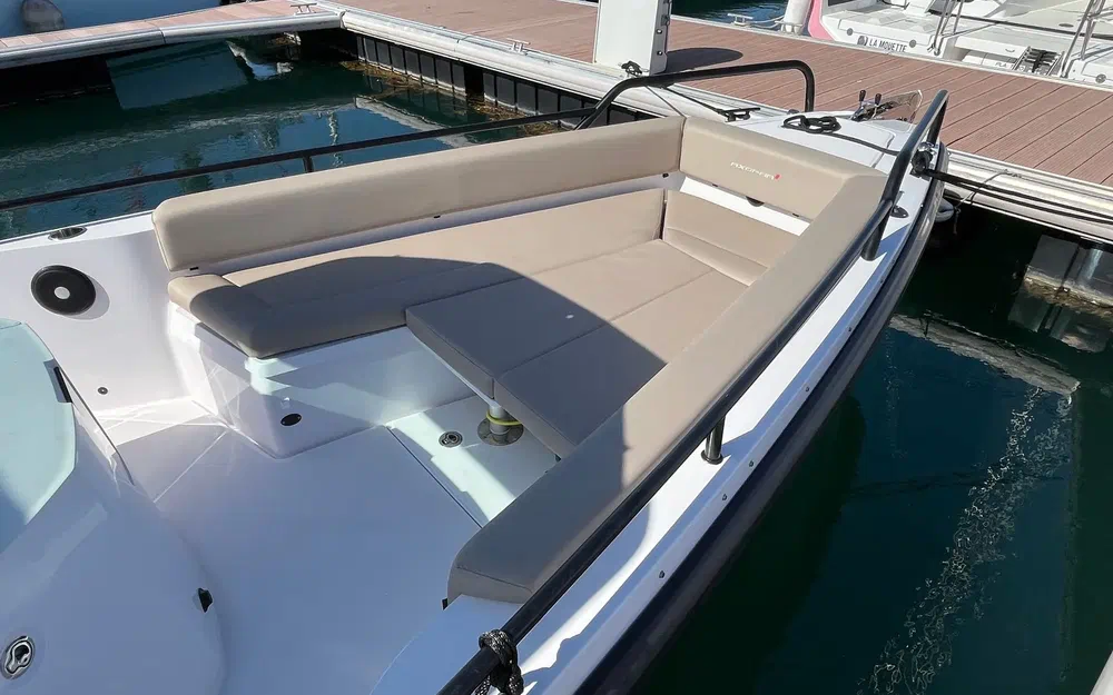 slider 5 Axopar 28 Cabin