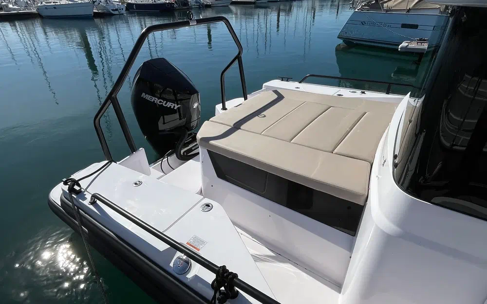 slider 6 Axopar 28 Cabin