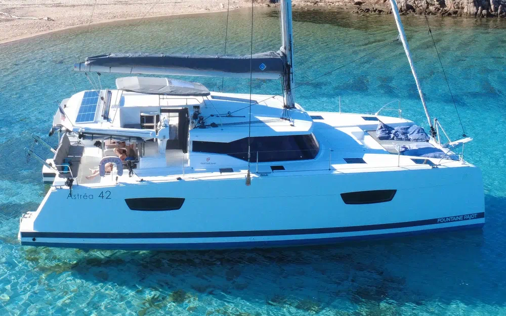 slider 2 Fountaine Pajot Astrea 42