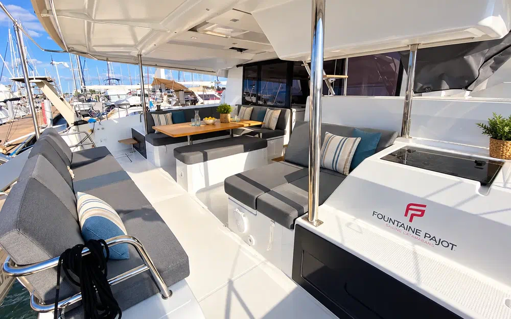 slider 4 Fountaine Pajot Astrea 42